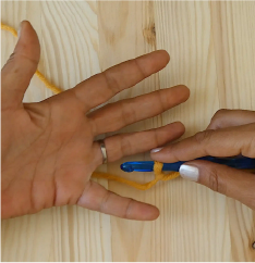 1_Hold at back of finger