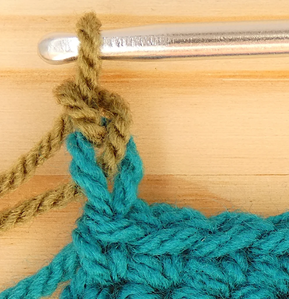 Crochet Row Colour change - Dc chain 1