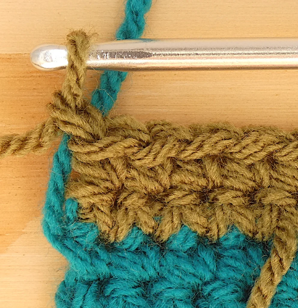 Crochet Row Colour change Several rows - carry yarn up