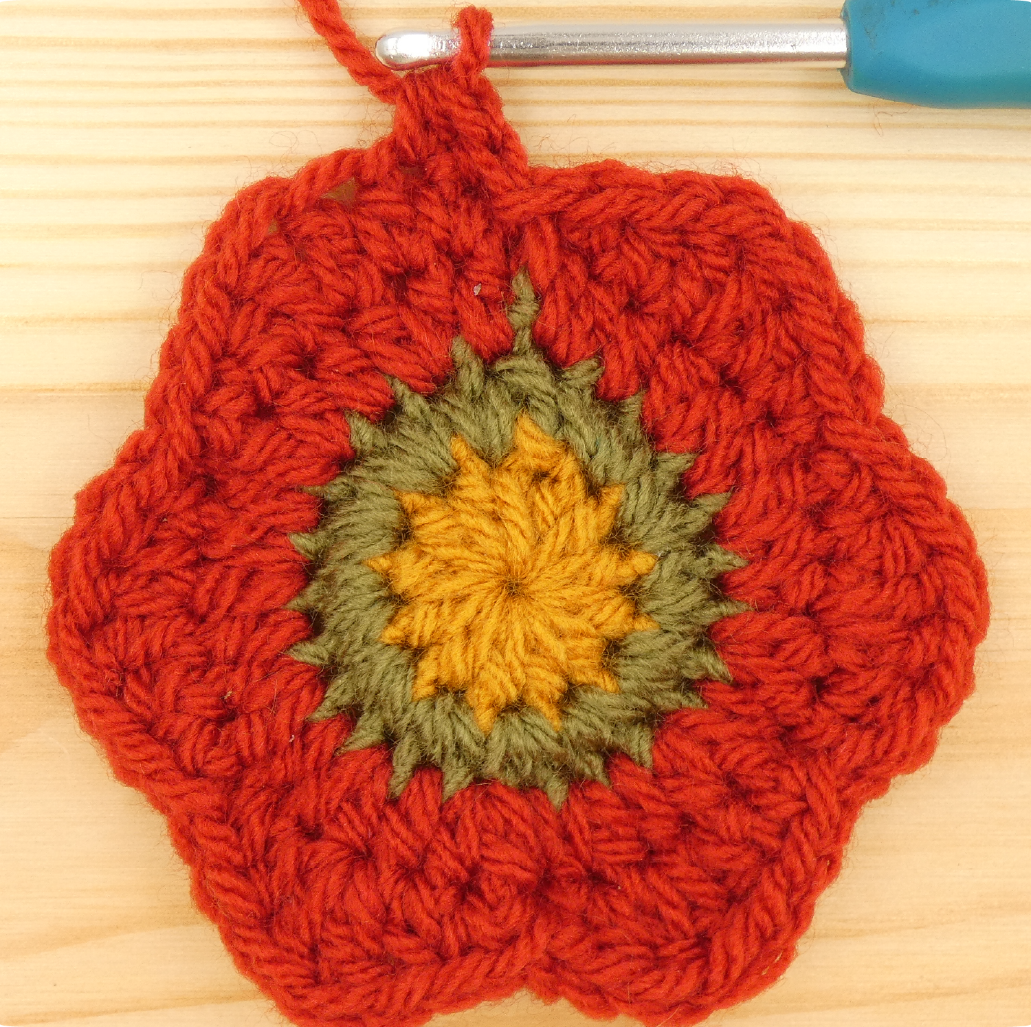 crochet pattern - easy crochet flower crochet photo pattern, round 5, 1 htr, 1 tr, 1 hdc, 1 dc