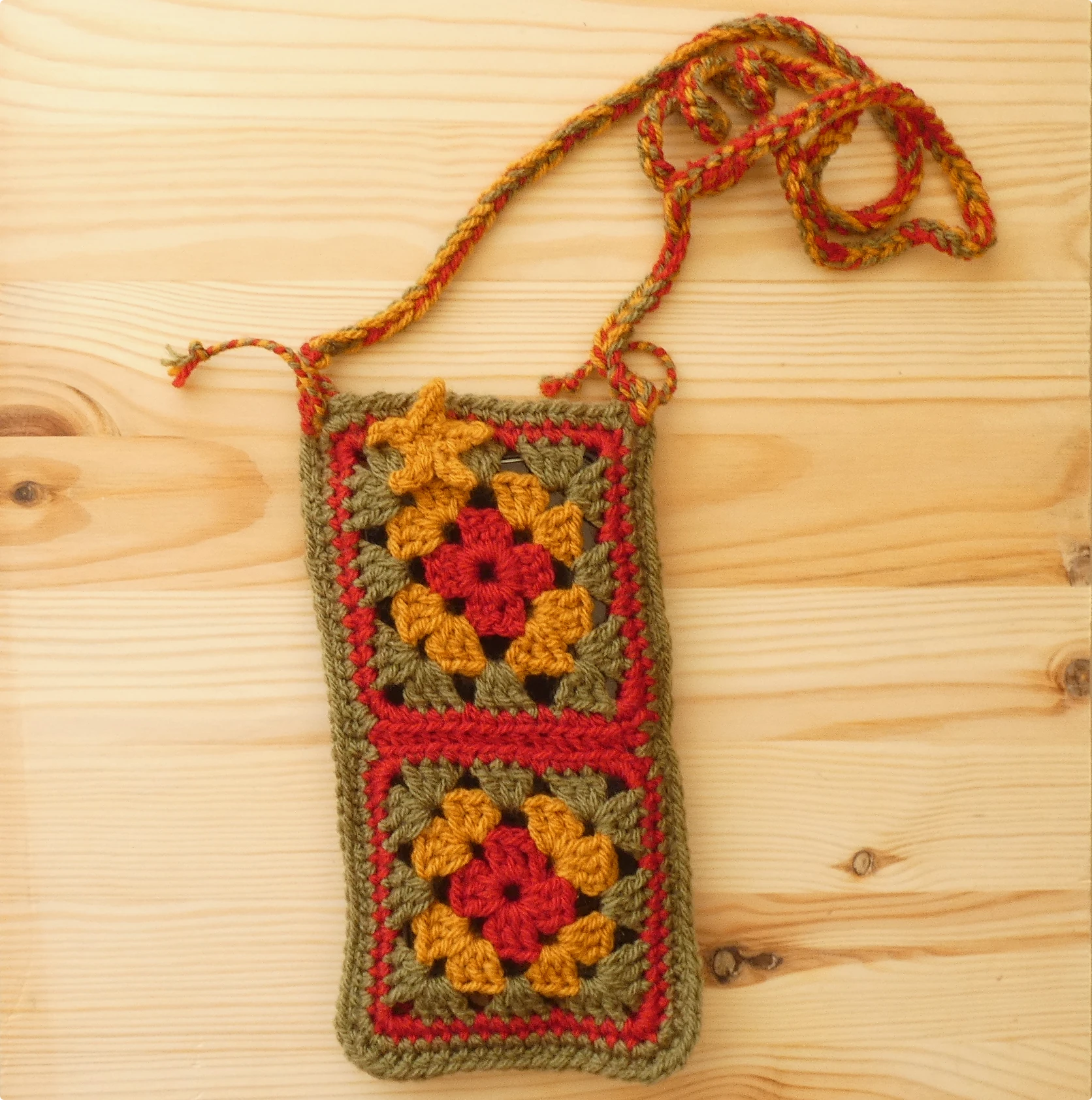 Free Crochet Bag Pattern - 4 Granny Squares Phone Pouch 2 Free Crochet Bag Pattern - 4 Granny Squares Phone Pouch - Image 2